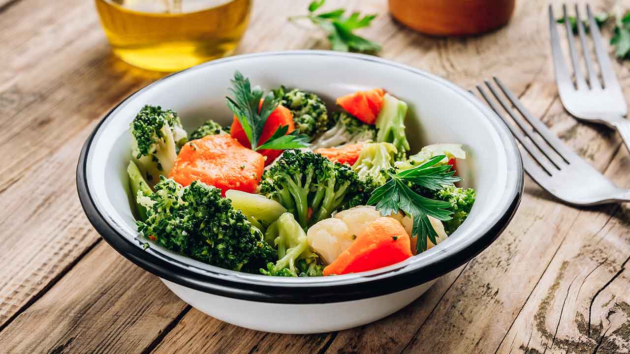 How to steamed vegetables without a steamer?