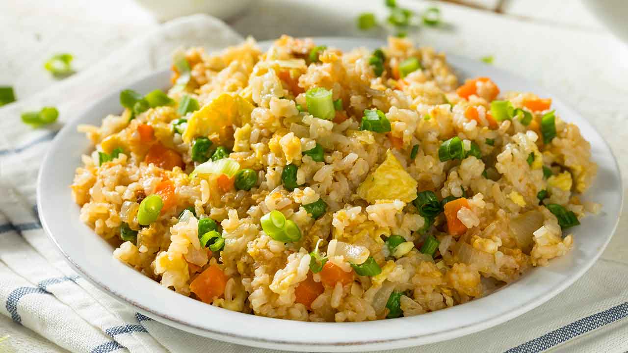 How to cook Chinese fried rice with vegetables and chicken recipe?