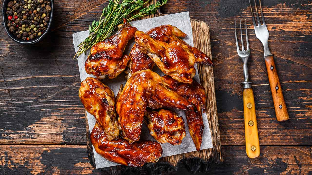 How to make BBQ wings with sweet and sour sauce? 